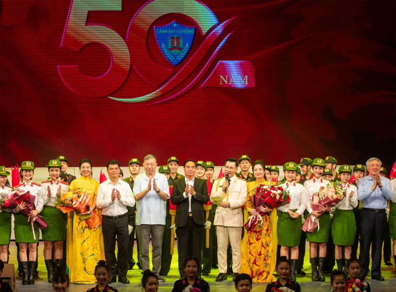 Đại tướng Tô Lâm, đồng chí Nguyễn Hòa Bình cùng các đại biểu tặng hoa các nghệ sĩ. Ảnh: Dương Triều.