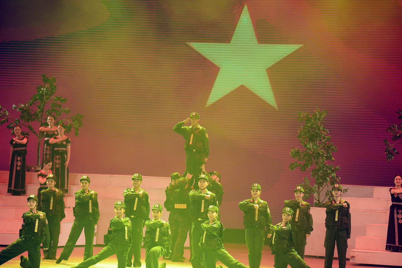 Những chiến sĩ CSCĐ cùng tái hiện những chặng đường vẻ vang. Ảnh: Dương Triều.