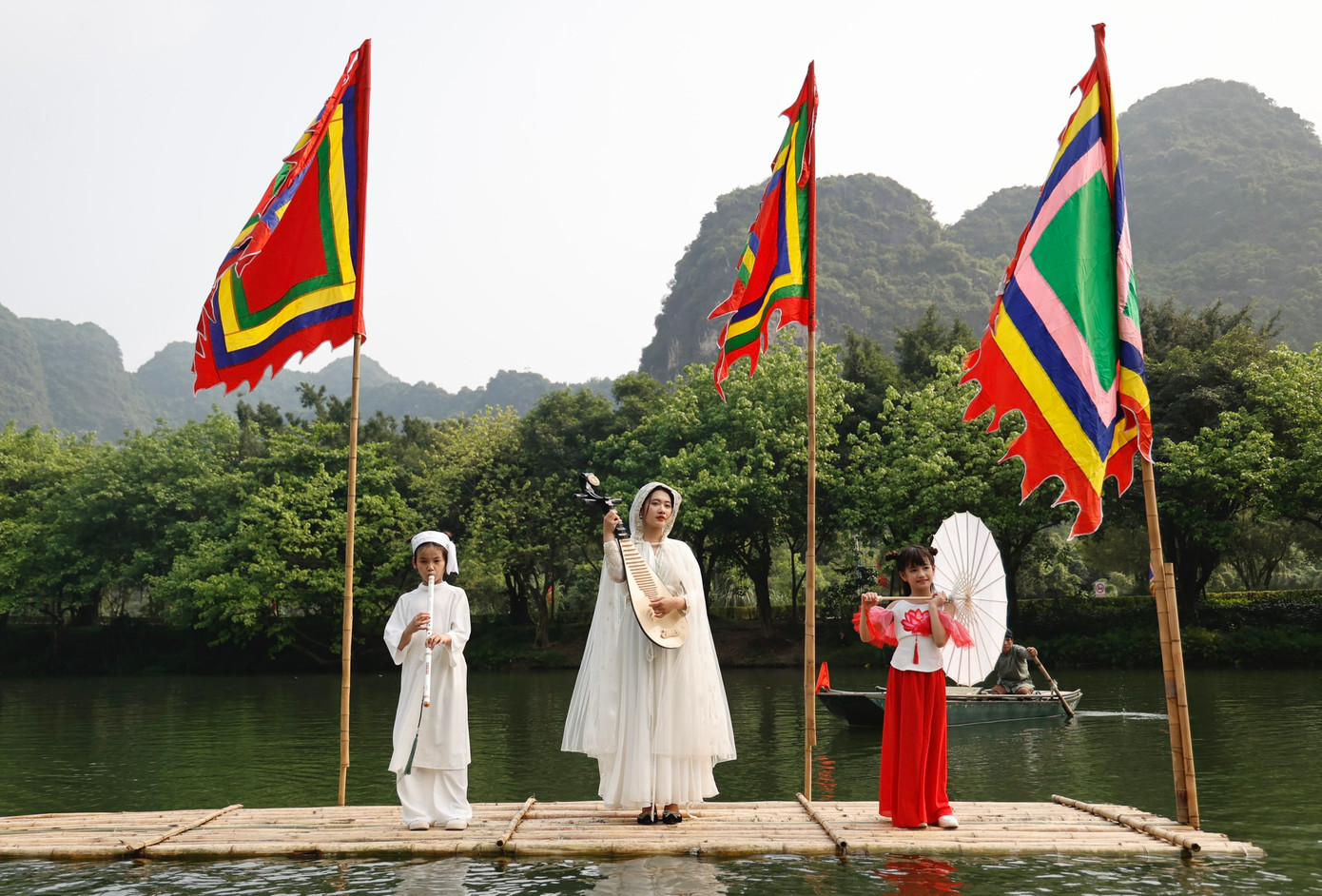 Lễ hội Tràng An là một dịp truyền thống được tổ chức hàng năm nhằm tôn vinh và tri ân Đức Thánh Quý Minh Đại Vương cùng các vị tiên đế, các bậc tiền nhân đã có công trong việc xây dựng và bảo vệ đất nước.