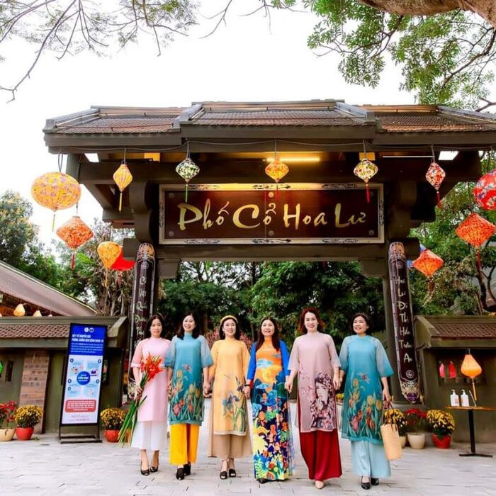 Nhộn nhịp phố cổ Hoa Lư. Nhộn nhịp phố cổ Hoa Lư.