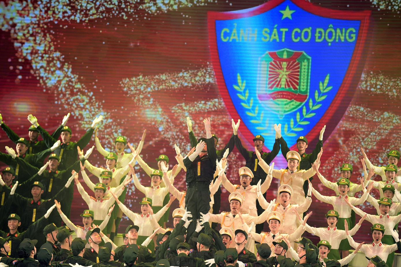 Chương trình có sự tham gia biểu diễn của nhiều nghệ sĩ, chiến sĩ Cảnh sát Cơ động. Ảnh: Dương Triều.