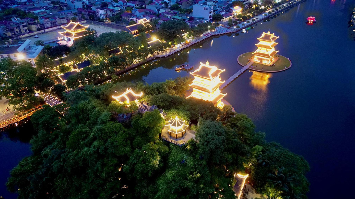 Tuyến phố nghìn năm tuổi được tái hiện thần kỳ bên bờ sông Sào Khê. Tuyến phố nghìn năm tuổi được tái hiện thần kỳ bên bờ sông Sào Khê.