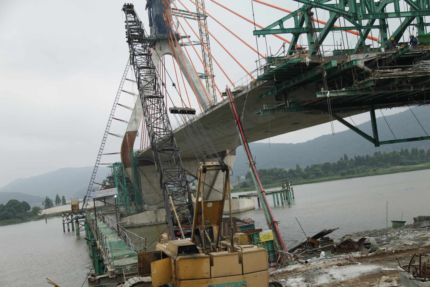 Hầu hết các trụ cầu Đồng Việt đã hoàn thiện. Ảnh: Tuấn Vũ.