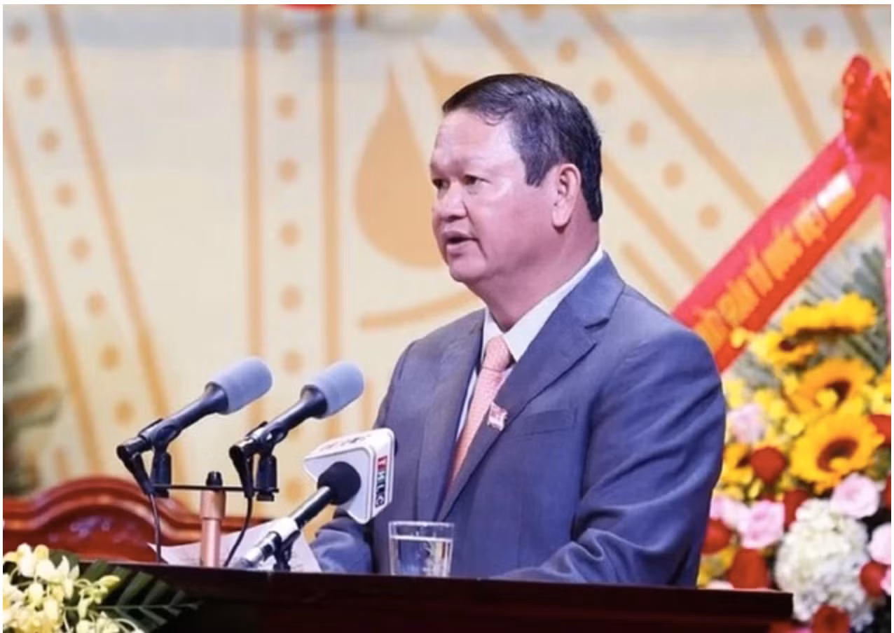 Cựu Bí thư Tỉnh uỷ Lào Cai Nguyễn Văn Vịnh được xác định nhận 5 tỷ đồng từ khoản tiền thu lợi bất chính trong việc khai thác quặng trái phép. Cựu Bí thư Tỉnh uỷ Lào Cai Nguyễn Văn Vịnh được xác định nhận 5 tỷ đồng từ khoản tiền thu lợi bất chính trong việc khai thác quặng trái phép.