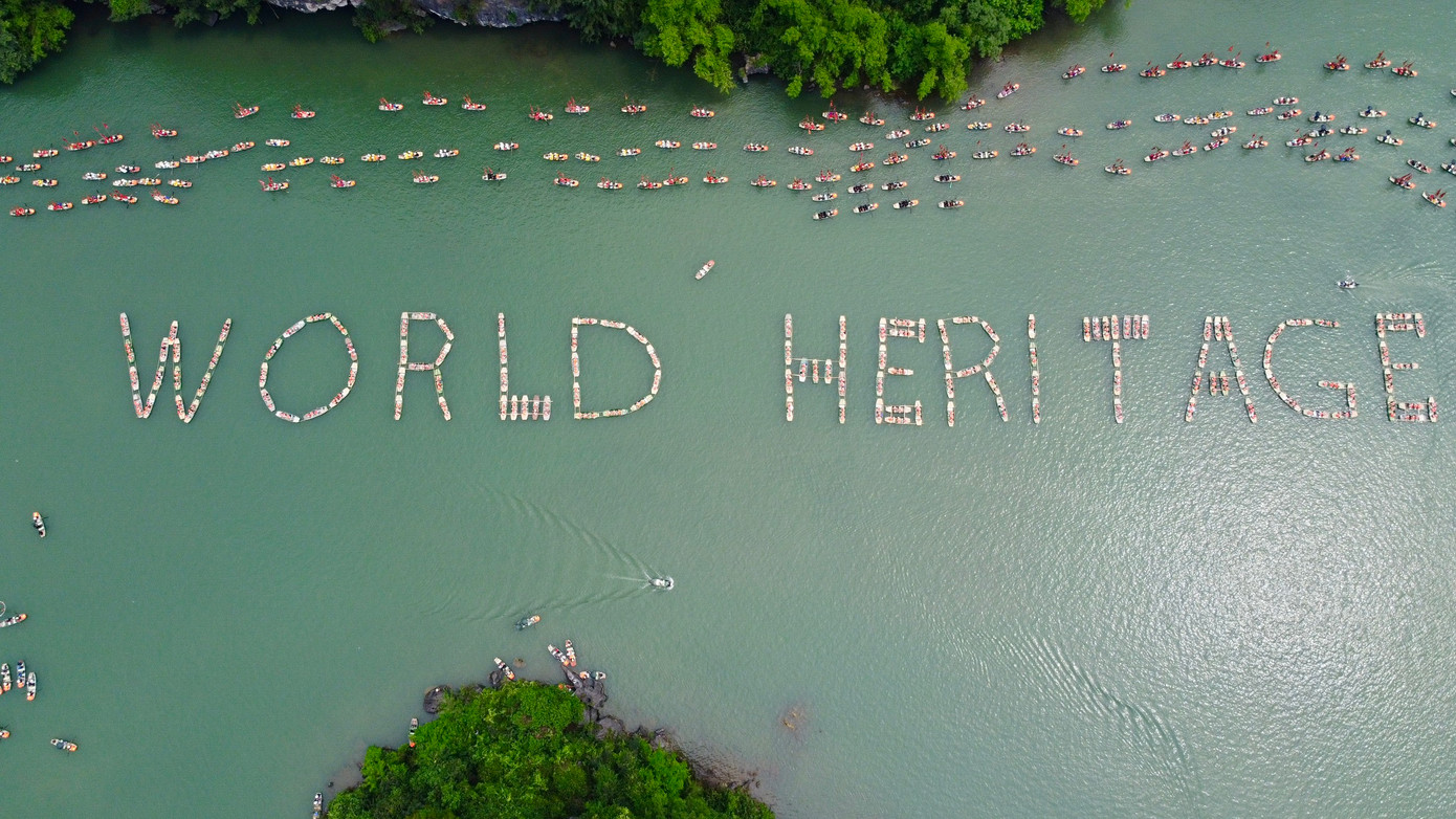 Với chủ đề "Về miền di sản Tràng An 2024", Lễ hội Tràng An năm này đã thu hút sự quan tâm của cộng đồng với những hoạt động mới lạ, trong đó có lễ rước rồng từ cổng Tam Quan xuống bến thuyền Tràng An và diễn ra suốt quãng đường trên sông Sào Khê. Ảnh: Như Ý.