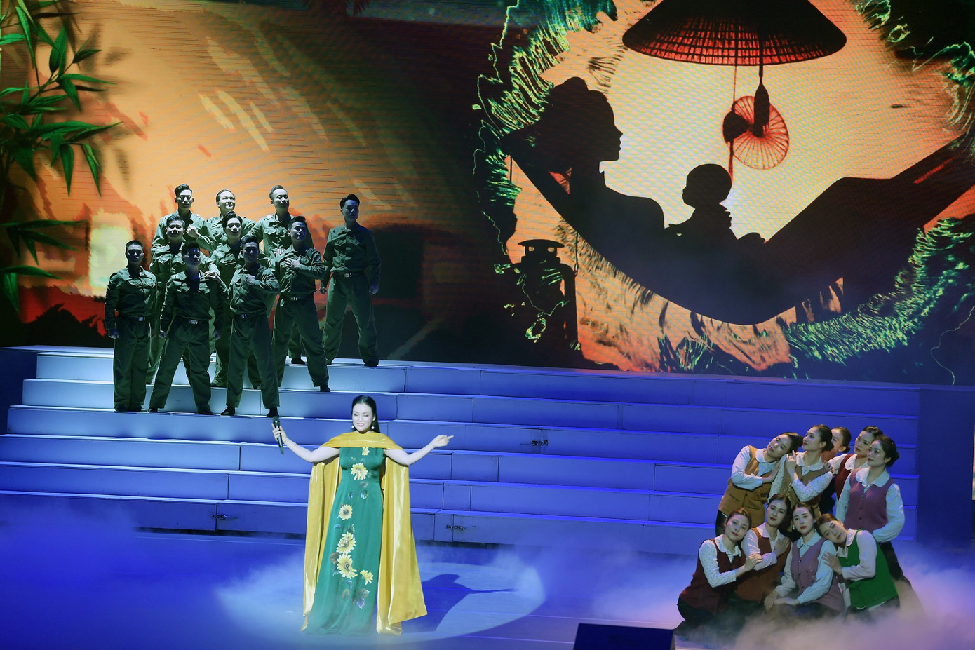 Ca sĩ Tân Nhàn và tốp múa biểu diễn trong chương 1. Ảnh: Dương Triều.