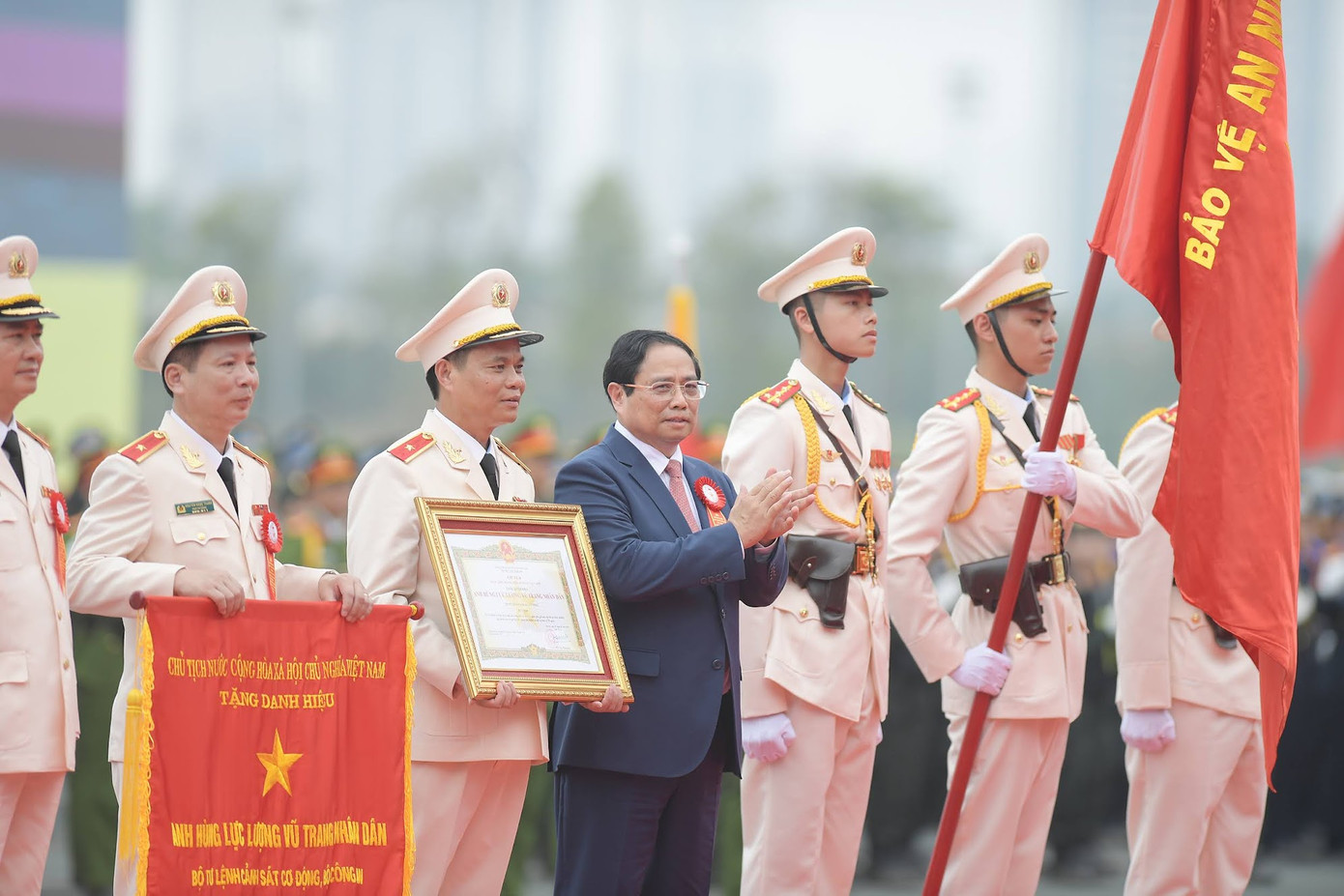Thủ tướng Phạm Minh Chính đã thay mặt lãnh đạo Đảng, Nhà nước trao tặng danh hiệu Anh hùng Lực lượng vũ trang nhân dân cho lực lượng Cảnh sát cơ động. Ảnh: Dương Triều. Thủ tướng Phạm Minh Chính đã thay mặt lãnh đạo Đảng, Nhà nước trao tặng danh hiệu Anh hùng Lực lượng vũ trang nhân dân cho lực lượng Cảnh sát cơ động. Ảnh: Dương Triều.