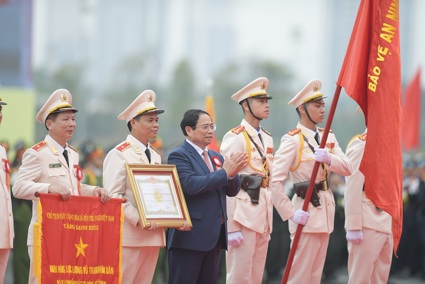 Lực lượng CSCĐ đón nhận danh hiệu Anh hùng LLVTND lần thứ hai. Ảnh: Dương Triều. Lực lượng CSCĐ đón nhận danh hiệu Anh hùng LLVTND lần thứ hai. Ảnh: Dương Triều.