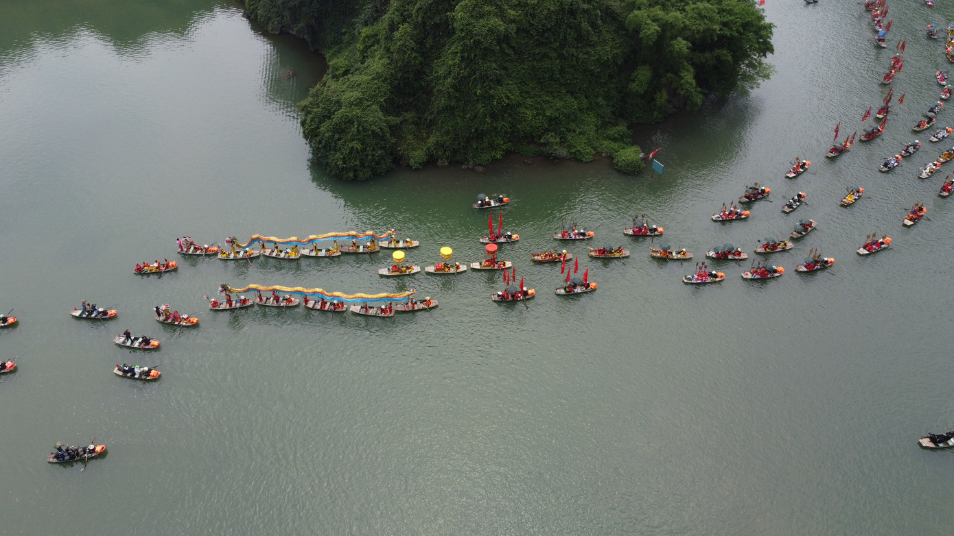 Lễ khai mạc được tổ chức với các chương trình nghệ thuật đặc sắc, đặc biệt là những tiết mục âm nhạc dân gian sôi động, mang đến cho khán giả một bức tranh âm nhạc phong phú và hấp dẫn về mặt nghệ thuật. Trong ảnh: Thuyền rồng trên sông Sào Khê. Ảnh: Như Ý.