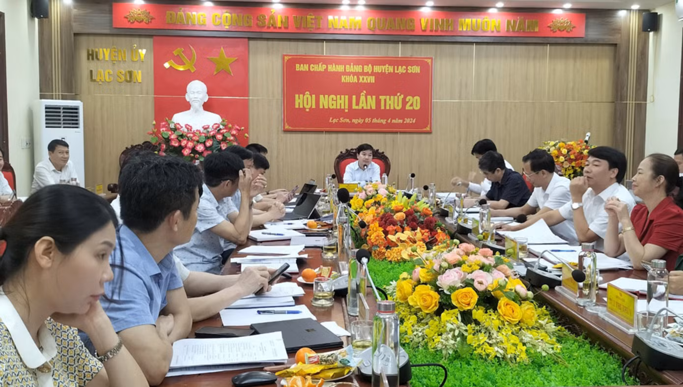 Ban Chấp hành Đảng bộ huyện Lạc Sơn họp và thống nhất đề nghị thi hành kỷ luật đồng chí Bùi Văn Lích.