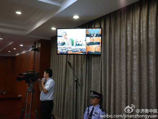 Bên trong khu vực diễn ra phiên xét xử, công tác an ninh được đảm bảo