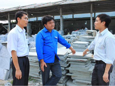 Lê Đình Hiền (giữa) chia sẻ kinh nghiệm lập nghiệp tại cơ sở sản xuất đá. Ảnh: Hoàng Lam