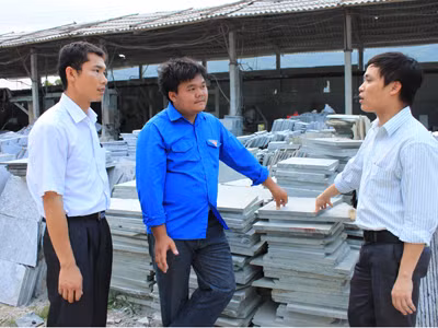 Lê Đình Hiền (giữa) chia sẻ kinh nghiệm lập nghiệp tại cơ sở sản xuất đá. Ảnh: Hoàng Lam