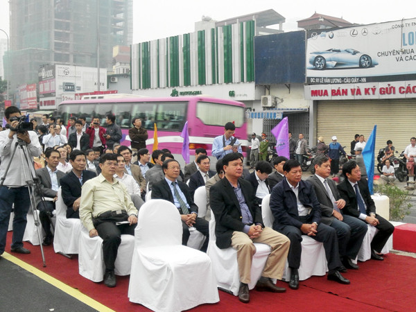 Tham dự lễ thông xe sáng nay có Ủy viên Trung ương Đảng, Bộ trưởng bộ giao thông vận tải Đinh La Thăng; ông Nguyễn Thế Thảo – chủ tịch UBND TP Hà Nội, Giám đốc Sở Giao thông Vận tải Hà Nội Nguyễn Quốc Hùng cùng nhiều đơn vị ban ngành khác.