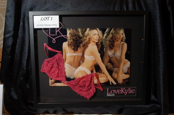 Kylie Minogue đã đem bán chiếc áo ngực yêu thích của cô trong một buổi đấu giá gây quỹ từ thiện với giá 13.860 USD.. Kylie Minogue đã đem bán chiếc áo ngực yêu thích của cô trong một buổi đấu giá gây quỹ từ thiện với giá 13.860 USD.