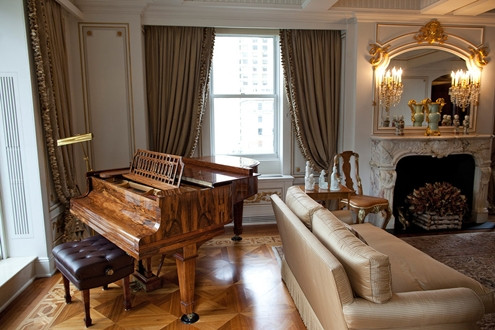 Phòng khách với sàn nhà bằng gỗ