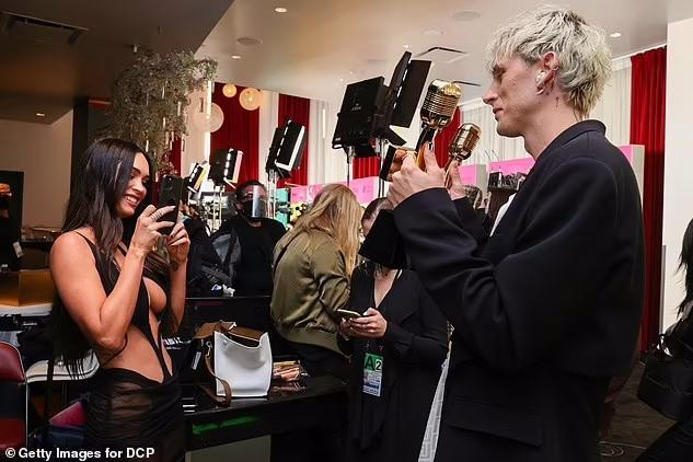 Bỏ qua ồn ào không đáng có, Megan và Kelly thực sự trải nghiệm thời gian vui vẻ bên nhau. Khi tình trẻ lên sân khẩu nhận giải, Megan đứng ở dưới cười tươi như hoa, vỗ tay không ngớt. Mỹ nhân "Transformers" còn làm "phó nháy" giúp Kelly khoe thành tích. Bỏ qua ồn ào không đáng có, Megan và Kelly thực sự trải nghiệm thời gian vui vẻ bên nhau. Khi tình trẻ lên sân khẩu nhận giải, Megan đứng ở dưới cười tươi như hoa, vỗ tay không ngớt. Mỹ nhân "Transformers" còn làm "phó nháy" giúp Kelly khoe thành tích.