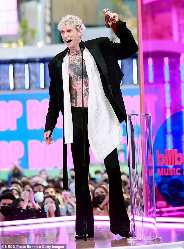 Không được đánh giá cao về tạo hình, Kelly "ẵm" hai cúp vàng tại Billboard 2021 với "Album nhạc rock xuất sắc nhất" và "Nghệ sĩ rock hàng đầu". Không được đánh giá cao về tạo hình, Kelly "ẵm" hai cúp vàng tại Billboard 2021 với "Album nhạc rock xuất sắc nhất" và "Nghệ sĩ rock hàng đầu".