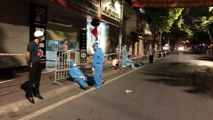 Lực lượng chức năng đứng chờ bên ngoài nhà vợ chồng ông T. và bà Th. Ảnh: NLĐ Lực lượng chức năng đứng chờ bên ngoài nhà vợ chồng ông T. và bà Th. Ảnh: NLĐ