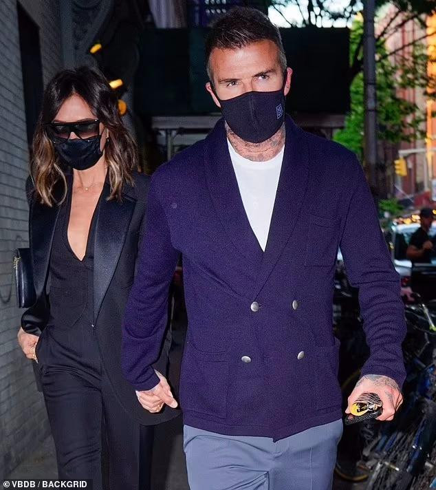 Không chỉ thời thượng, Beckham còn ghi điểm khi nắm chặt tay bà xã trong suốt quãng đường từ xe hơi đến nhà hàng.