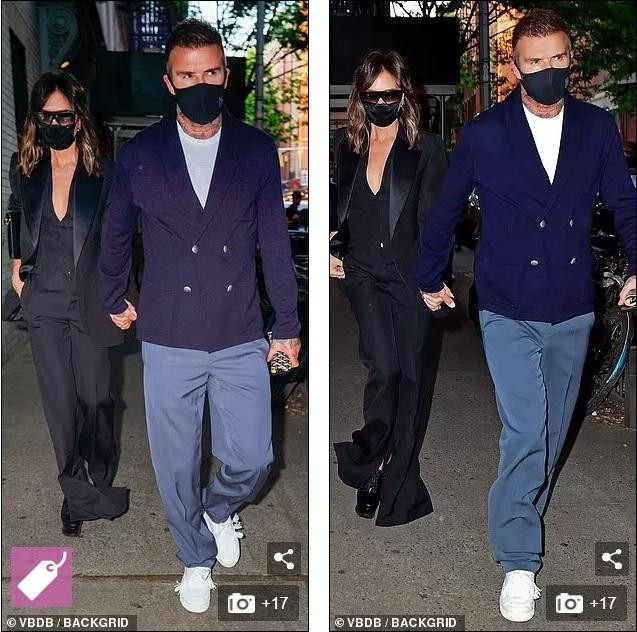 Trong khi đó, cựu danh thủ 46 tuổi màu sắc hơn. Anh mặc chiếc áo blazer màu xanh nước biển giản dị hơn được nhấn nhá bằng những chiếc cúc sáng màu và một chiếc áo phông trắng, kết hợp quần ống rộng màu xám và giày thể thao có tua màu trắng để tương phản với vẻ ngoài đơn sắc của bà xã.