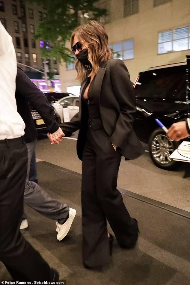 Nhà thiết kế sinh năm 1974 một tay được ông xã nắm chặt, tay còn lại bỏ vào túi quần đầy khí chất của doanh nhân thành đạt. Được biết, chiếc áo khoác tuxedo nằm trong bộ sưu tập của cô, có giá 1.450 bảng Anh (hơn 47 triệu đồng).