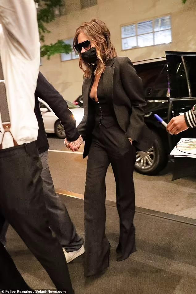 Cựu thành viên Spice Girls đầy quyền lực với phong cách menswear. Cô mặc nguyên bộ Âu phục màu đen, bên trong mặc ghi lê cổ thấp, lấp ló vòng một &quot;quên&quot; nội y. Cô còn đeo kính đen làm toát lên vẻ lạnh lùng, sang chảnh.