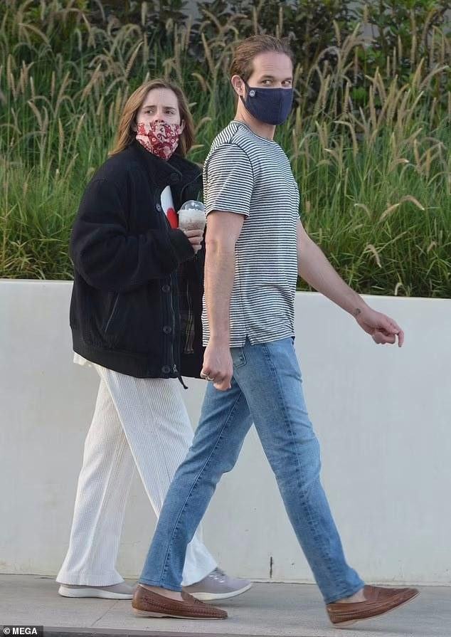 Bạn trai hiện tại của Emma được cho là đã kiếm được nhiều tiền từ việc bán cần sa hợp pháp. Theo một số nguồn tin, cô đã giới thiệu Leo với bố mẹ luật sư của mình để cho thấy sự nghiêm túc trong mối quan hệ. Người yêu trước đó của cô là doanh nhân người New York Brendan Wallace, kết thúc vào năm 2018. Bạn trai hiện tại của Emma được cho là đã kiếm được nhiều tiền từ việc bán cần sa hợp pháp. Theo một số nguồn tin, cô đã giới thiệu Leo với bố mẹ luật sư của mình để cho thấy sự nghiêm túc trong mối quan hệ. Người yêu trước đó của cô là doanh nhân người New York Brendan Wallace, kết thúc vào năm 2018.