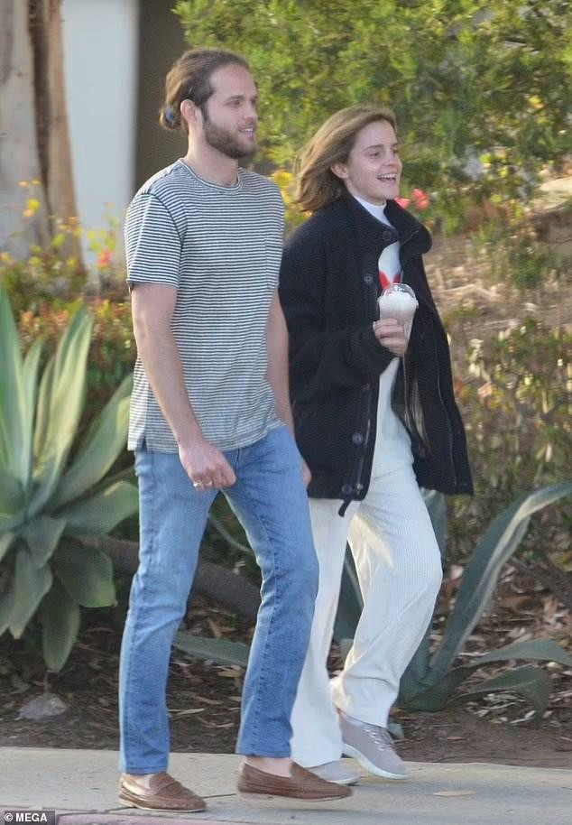 Dân mạng cũng chê Emma mải mê yêu đương người này qua người khác, không chú trọng đến công việc. Được biết, bộ phim gần nhất cô tham gia là "Little Women" vào năm 2019. Dân mạng cũng chê Emma mải mê yêu đương người này qua người khác, không chú trọng đến công việc. Được biết, bộ phim gần nhất cô tham gia là "Little Women" vào năm 2019.