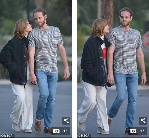Emma Watson và bạn trai Leo Robinton vừa được nhìn thấy cùng nhau đi trên phố ở Los Angeles vào cuối tuần qua. Đây là lần xuất hiện công khai đầu tiên của cặp đôi sau khi phủ nhận tin đồn đính hôn vài ngày trước đó. Emma Watson và bạn trai Leo Robinton vừa được nhìn thấy cùng nhau đi trên phố ở Los Angeles vào cuối tuần qua. Đây là lần xuất hiện công khai đầu tiên của cặp đôi sau khi phủ nhận tin đồn đính hôn vài ngày trước đó.
