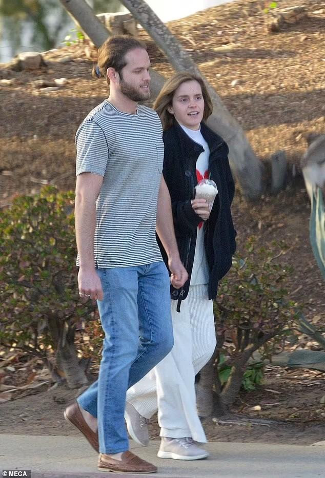 Đi chơi cùng bạn trai nhưng Emma không quá chú trọng ngoại hình. Cô để mặc mộc không trang điểm, trang phục rộng "nuốt" dáng người. Đi chơi cùng bạn trai nhưng Emma không quá chú trọng ngoại hình. Cô để mặc mộc không trang điểm, trang phục rộng "nuốt" dáng người.