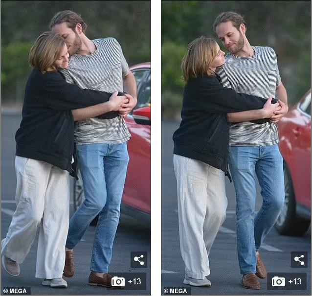 Nữ diễn viên sinh năm 1990 mặc trang phục giản dị, với áo phông trắng, có in hình trái tim đỏ ở giữa, quần suông cùng màu, thêm áo khoác tối màu và giày thể thao. Bạn trai cô cũng giản dị không kém khi mặc áo phông kẻ ngang và quần jean xanh, đi giày lười. Nữ diễn viên sinh năm 1990 mặc trang phục giản dị, với áo phông trắng, có in hình trái tim đỏ ở giữa, quần suông cùng màu, thêm áo khoác tối màu và giày thể thao. Bạn trai cô cũng giản dị không kém khi mặc áo phông kẻ ngang và quần jean xanh, đi giày lười.