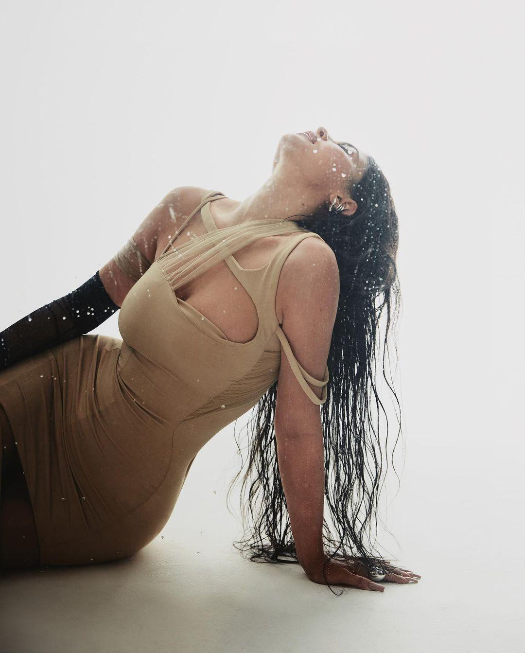 Từng là "vịt con xấu xí" giữa những người chị quyến rũ, Kylie ngày một hoàn thiện bản thân để không chỉ xinh đẹp hơn, mà còn thành công ngoài sức tưởng tượng. Từng là "vịt con xấu xí" giữa những người chị quyến rũ, Kylie ngày một hoàn thiện bản thân để không chỉ xinh đẹp hơn, mà còn thành công ngoài sức tưởng tượng.