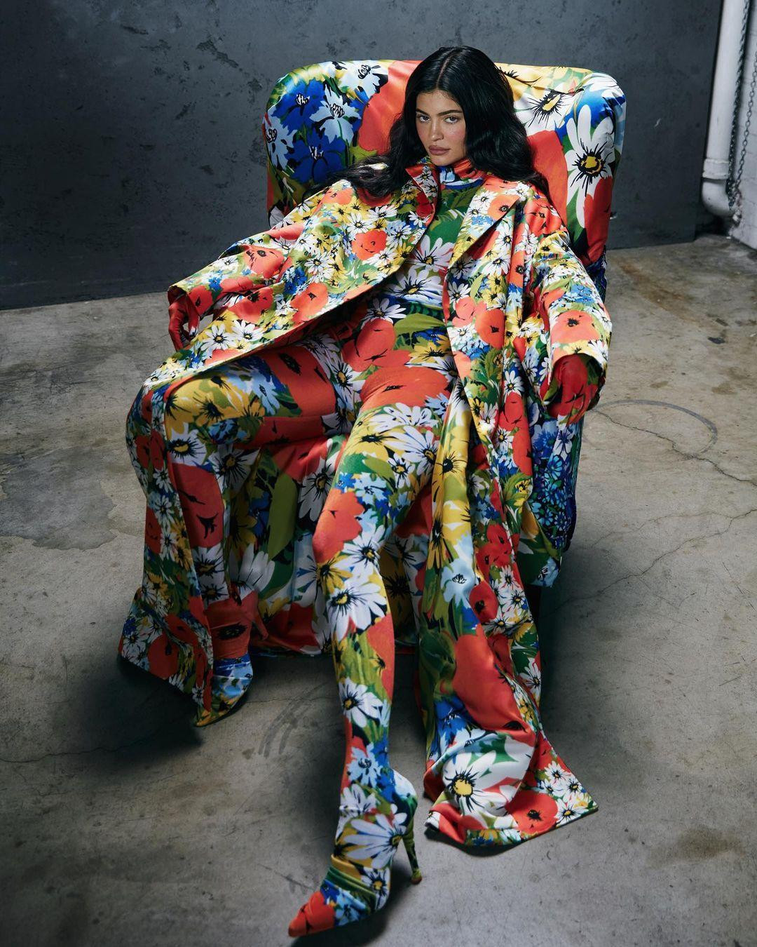 Kylie cho biết thêm, sức mạnh và sự tự tin của cô có phần đóng góp lớn từ gia đình Kardashian - Jenner quyền lực. Kylie cho biết thêm, sức mạnh và sự tự tin của cô có phần đóng góp lớn từ gia đình Kardashian - Jenner quyền lực.