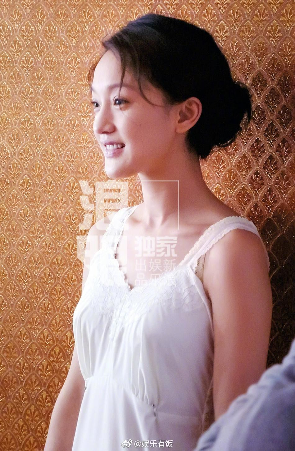 Đôi mắt to, khuôn mặt nhỏ nhắn và thân hình mảnh mai giúp cô luôn trông trẻ hơn tuổi thật. Đôi mắt to, khuôn mặt nhỏ nhắn và thân hình mảnh mai giúp cô luôn trông trẻ hơn tuổi thật.