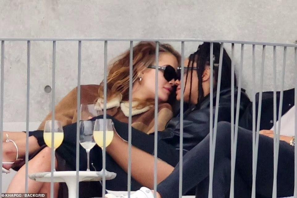 Ngay sau đó, cô bị chụp lại khoảnh khắc "mũi kề mũi" với đàn chị hơn 7 tuổi. Ngay sau đó, cô bị chụp lại khoảnh khắc "mũi kề mũi" với đàn chị hơn 7 tuổi.