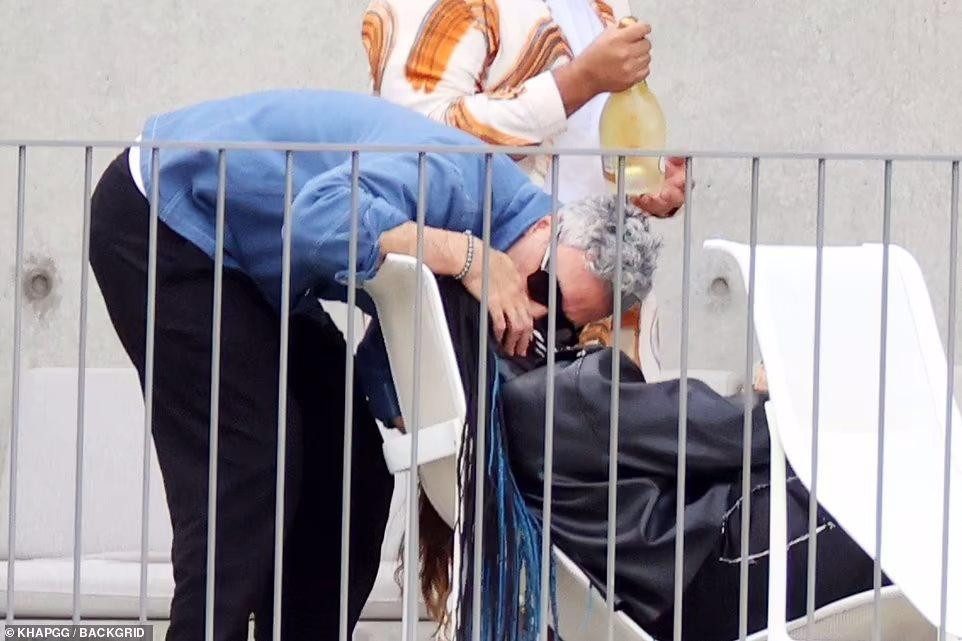 Tiếp đến nữa, Taika chủ động trao cho Tessa nụ hôn nồng cháy. Tiếp đến nữa, Taika chủ động trao cho Tessa nụ hôn nồng cháy.