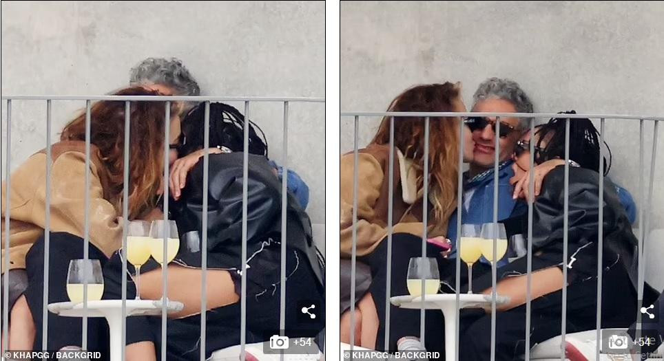 Trong ảnh, Taika ngồi ở giữa, hai tay ôm hai người đẹp là Rita và mỹ nhân "Thor". Chưa dừng lại ở đó, ba người chụm đầu vào nhau, liên tục trao nhau những nụ hôn thân mật. Tessa còn vô tư gác chân lên đùi Taika. Trong ảnh, Taika ngồi ở giữa, hai tay ôm hai người đẹp là Rita và mỹ nhân "Thor". Chưa dừng lại ở đó, ba người chụm đầu vào nhau, liên tục trao nhau những nụ hôn thân mật. Tessa còn vô tư gác chân lên đùi Taika.