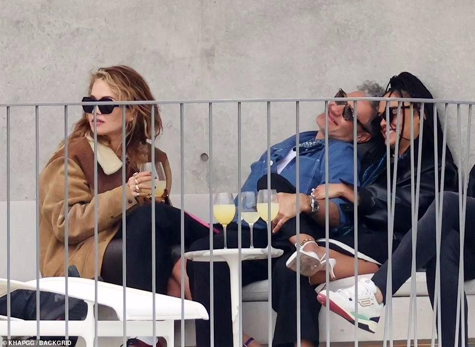 Kaita vui vẻ tựa đầu vào Tessa trước mặt Rita. Được biết, Tessa từng thừa nhận bị hấp dẫn bởi mọi giới tính. Dân mạng hiểu cô có thể yêu cả nam lẫn nữ. Tuy nhiên, việc người đẹp 8x phát triển mối quan hệ cùng lúc với cả hai giới thực sự khiến dân mạng "cạn lời". Kaita vui vẻ tựa đầu vào Tessa trước mặt Rita. Được biết, Tessa từng thừa nhận bị hấp dẫn bởi mọi giới tính. Dân mạng hiểu cô có thể yêu cả nam lẫn nữ. Tuy nhiên, việc người đẹp 8x phát triển mối quan hệ cùng lúc với cả hai giới thực sự khiến dân mạng "cạn lời".