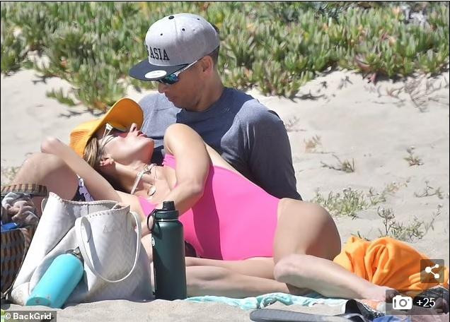 Đồng hành trong chuyến đi này với "chân dài" 8x là tình mới Richard Lee. Hai người chính thức công khai yêu đương từ tháng 3, kể từ đó liên tục xuất hiện cùng nhau. Đồng hành trong chuyến đi này với "chân dài" 8x là tình mới Richard Lee. Hai người chính thức công khai yêu đương từ tháng 3, kể từ đó liên tục xuất hiện cùng nhau.