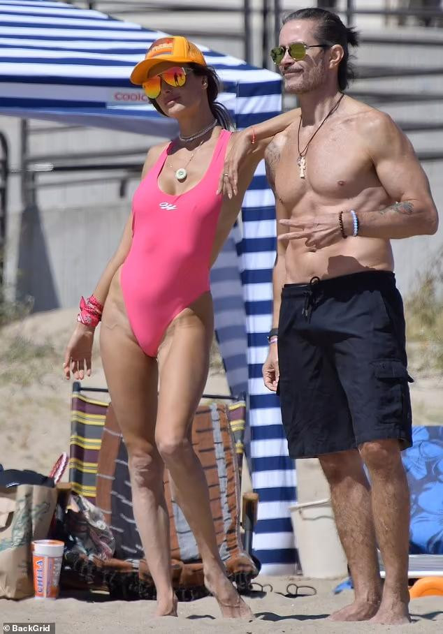 Sở hữu thương hiệu đồ bơi riêng, Alessandra liên tục có những chuyến đi biển từ đầu hè đến nay để giới thiệu những bộ đồ bơi, bikini gợi cảm nhất. Hơn thế, người đẹp cũng sinh ra ở Brazil - đất nước nổi tiếng với các hoạt động bãi biển sôi động, nên cô có tình yêu mãnh liệt với biển, cũng như hào hứng với các môn thể thao như bóng chuyền bãi biển. Sở hữu thương hiệu đồ bơi riêng, Alessandra liên tục có những chuyến đi biển từ đầu hè đến nay để giới thiệu những bộ đồ bơi, bikini gợi cảm nhất. Hơn thế, người đẹp cũng sinh ra ở Brazil - đất nước nổi tiếng với các hoạt động bãi biển sôi động, nên cô có tình yêu mãnh liệt với biển, cũng như hào hứng với các môn thể thao như bóng chuyền bãi biển.