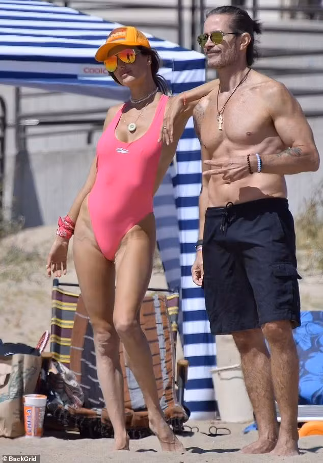 Sở hữu thương hiệu đồ bơi riêng, Alessandra liên tục có những chuyến đi biển từ đầu hè đến nay để giới thiệu những bộ đồ bơi, bikini gợi cảm nhất. Hơn thế, người đẹp cũng sinh ra ở Brazil - đất nước nổi tiếng với các hoạt động bãi biển sôi động, nên cô có tình yêu mãnh liệt với biển, cũng như hào hứng với các môn thể thao như bóng chuyền bãi biển.