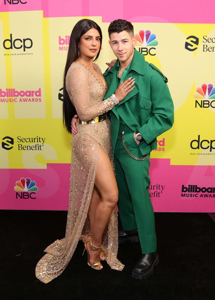 Hoa hậu Thế giới 2000 Priyanka Chopra sánh đôi cùng ông xã Nick Jonas trên thảm đỏ Billboard 2021. Năm nay, Nick giữ vai trò dẫn dắt lễ trao giải âm nhạc uy tín hàng đầu thế giới. Hoa hậu Thế giới 2000 Priyanka Chopra sánh đôi cùng ông xã Nick Jonas trên thảm đỏ Billboard 2021. Năm nay, Nick giữ vai trò dẫn dắt lễ trao giải âm nhạc uy tín hàng đầu thế giới.