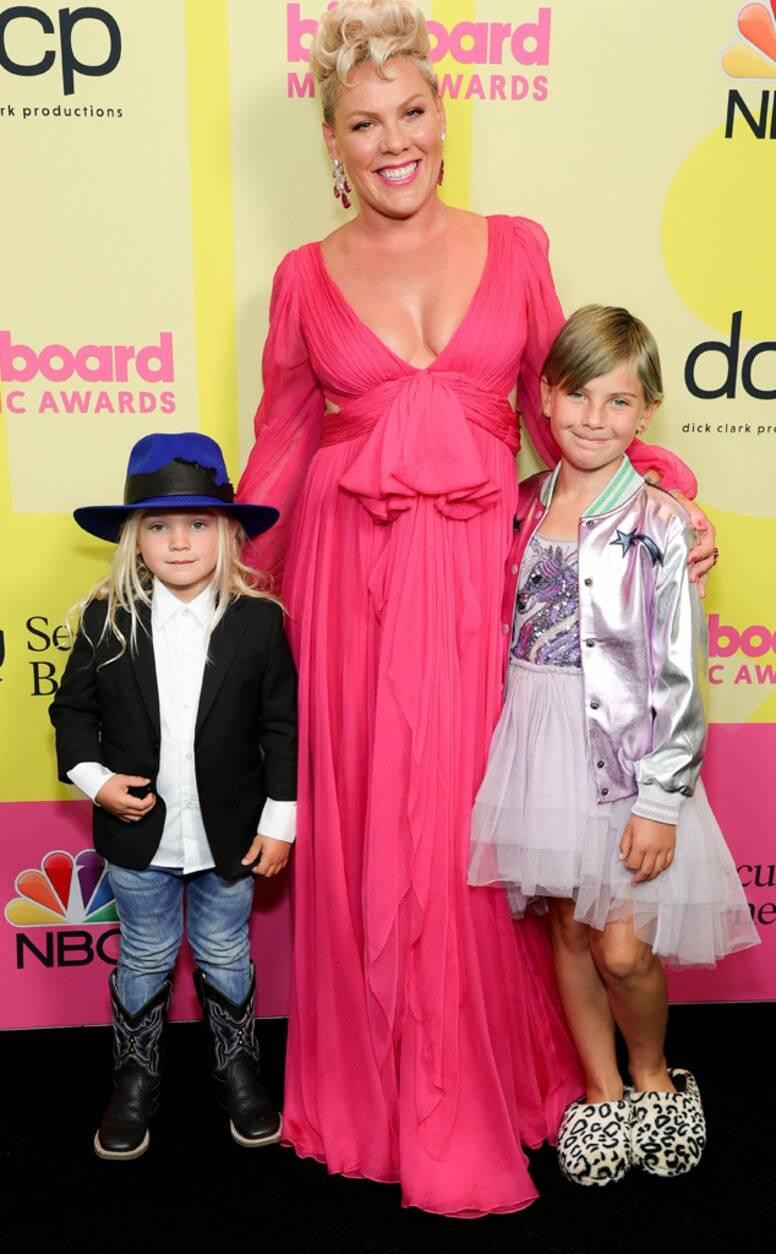 Pink dẫn theo hai con lên thảm đỏ. Cô cũng chọn đầm hồng và theo mốt "thả rông". Pink dẫn theo hai con lên thảm đỏ. Cô cũng chọn đầm hồng và theo mốt "thả rông".