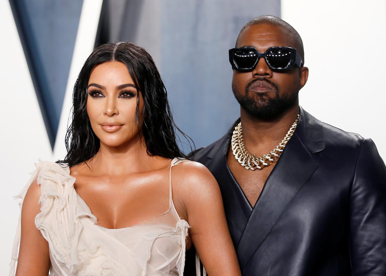 Kanye West là người đầu tiên trong gia đình Kardashian mắc COVID-19. Kanye West là người đầu tiên trong gia đình Kardashian mắc COVID-19.