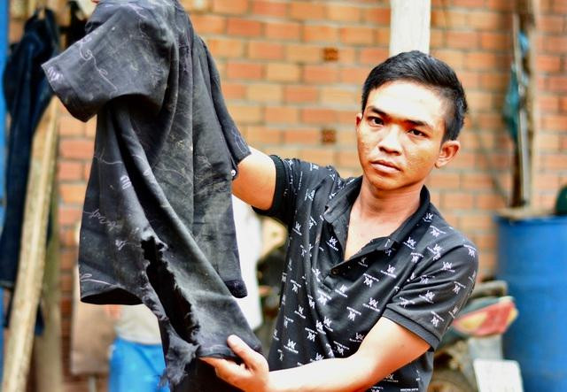 Áo quần anh Chiến rách toạc do bị kéo lê dưới mặt đường. Áo quần anh Chiến rách toạc do bị kéo lê dưới mặt đường.