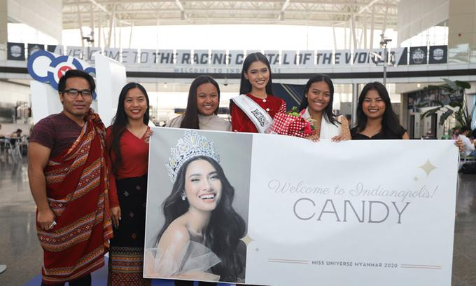 Cô được cộng đồng người Myanmar ở Indianapolis chào đón. Cô được cộng đồng người Myanmar ở Indianapolis chào đón.