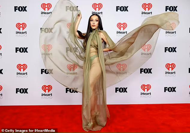 &quot;Cô ấy không chỉ trông thật khủng khiếp mà còn thiếu đứng đắn&quot;, &quot;Chiếc váy không hề tôn được hình thể&quot;, &quot;Bộ đồ khiến tôi bật cười&quot;, &quot;Vẻ đẹp thực sự không phải phô diễn da thịt quá nhiều&quot;...