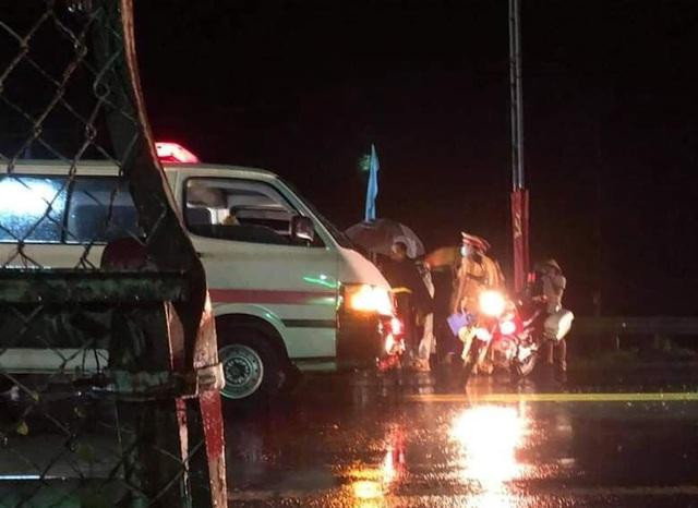 Khi được tài xế chở trở lại hiện trường tai nạn, anh Chiến mới biết em Trung đã tử vong Khi được tài xế chở trở lại hiện trường tai nạn, anh Chiến mới biết em Trung đã tử vong