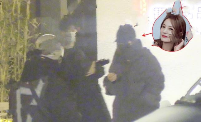 Triệu Vy đi ăn khuya với trai trẻ. Triệu Vy đi ăn khuya với trai trẻ.